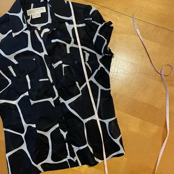 Michael Michael Kors Black and White Print Button Down Top Size 4P - Picture 9 of 11